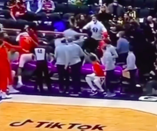 🎥 | NBA-coach springt tribune op en wil fan aanvallen: 'Iets geroepen dat niet kon'