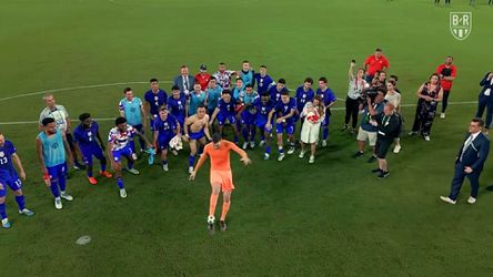 Amerika op zijn best: doelman doet na interland zijn gender reveal op het veld