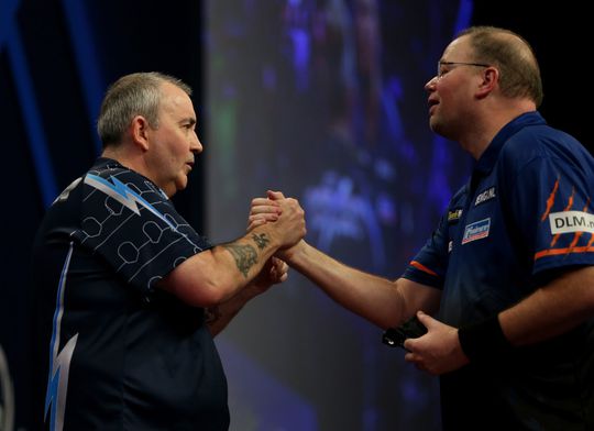 De dartsklassieker: Raymond van Barneveld speelt dinsdag tegen Phil Taylor