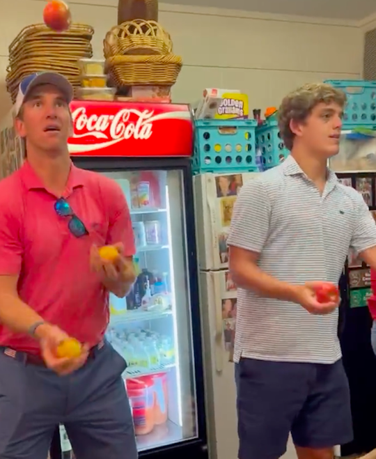 🎥 | NFL-legende Eli Manning verslaat talentvol neefje Arch met potje jongleren: 'Beginner!'