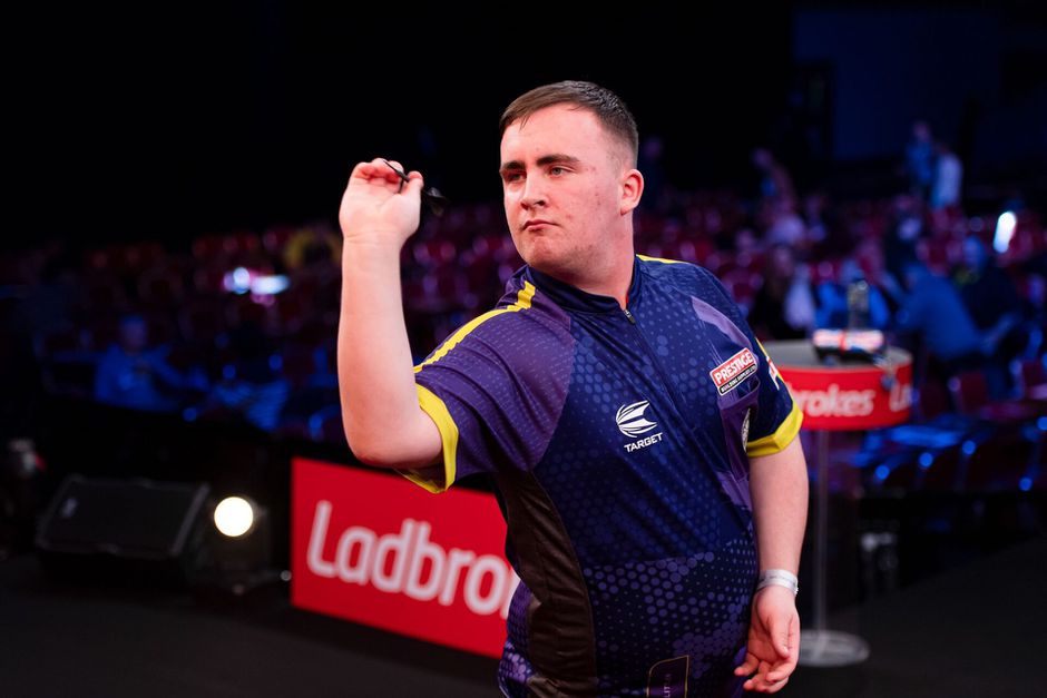 Toptalent Luke Littler plaatst zich op 16e (!) verjaardag voor 1e PDC-major