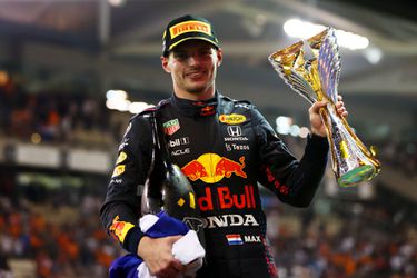 🏆 | Verstappen op de foto met álle prijzen die hij dit seizoen won (behalve de wereldtitel)