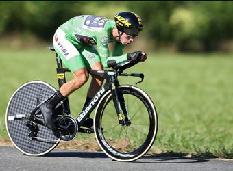 BAM! Roglic deelt keiharde tik uit aan concurrenten in Vuelta-tijdrit