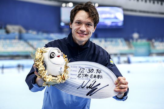 Nils van der Poel spot met alle schaatslogica na comeback vorig seizoen vanwege legerdienst