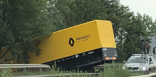 Renault blijft crashen: teamvrachtwagen crasht op snelweg richting GP Hongarije