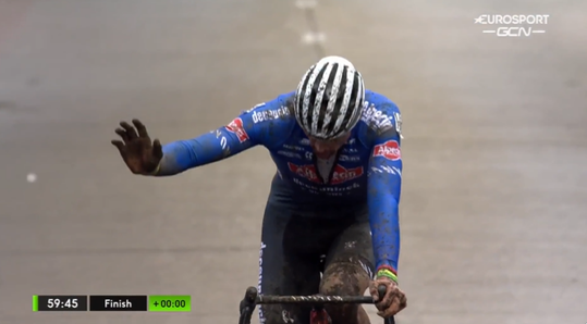 🎥 | Anticlimax bij duel tussen Mathieu van der Poel en Wout van Aert: Nederlander wint na pech van Belg