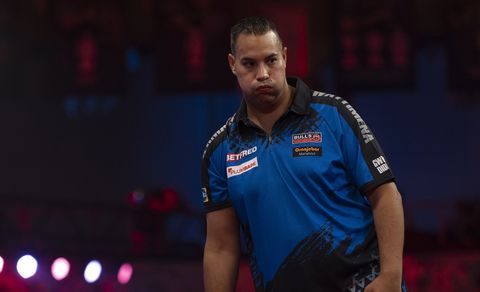 Programma WK darts donderdag 16 december: Jermaine Wattimena en oudste speler in actie