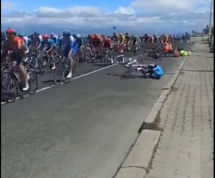 🎥 | Wielrenner Nacer Bouhanni knalt op toeschouwer en moet naar ziekenhuis