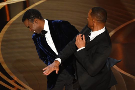 🎥 | Slap Fighting bij de Oscars! Will Smith geeft Rock gigaslap na ongepaste grap over zijn vrouw
