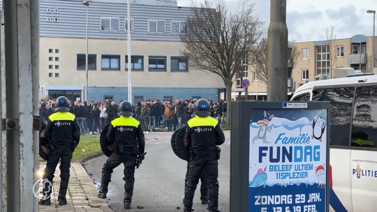 🎥 | Agenten bekogeld door Friese supporters: straatstenen vliegen voorbij