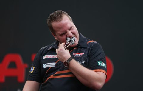 Dirk van Duijvenbode wint in 2e ronde Baltic Sea Darts Open: 'Moest naar wc'