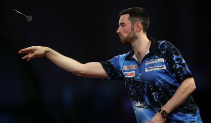 Luke Humphries wint enorme kraker van Florian Hempel op WK darts