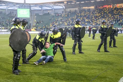 Nederlandse Politiebond wil snel een oplossing tegen supportersgeweld: 'Er moet echt iets gebeuren'