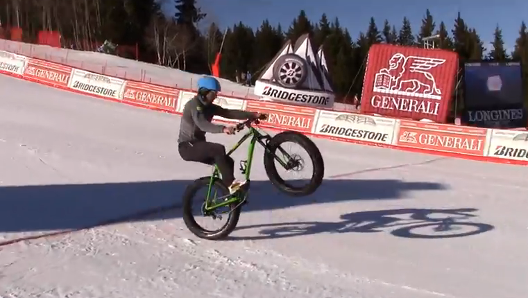 Sagan showt skills in de sneeuw (video)