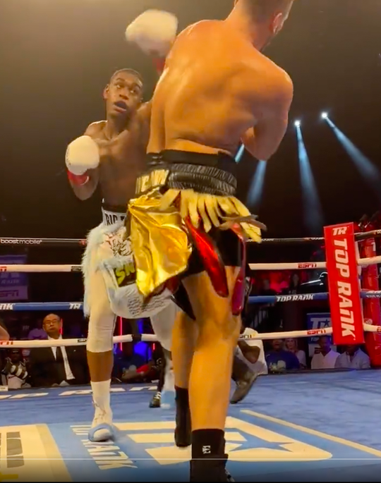 🎥 | Bokser Anderson slaat Rovcanin hard KO in speciaal boksbroekje: 'Net een kleed'