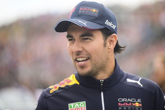 Sergio Pérez gelooft nog in wereldtitel: 'Ik blijf pushen bij Max Verstappen'