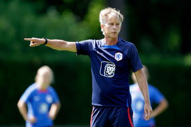 Oefenwedstrijd Oranje Leeuwinnen verplaatst vanwege stenen en glas op veld