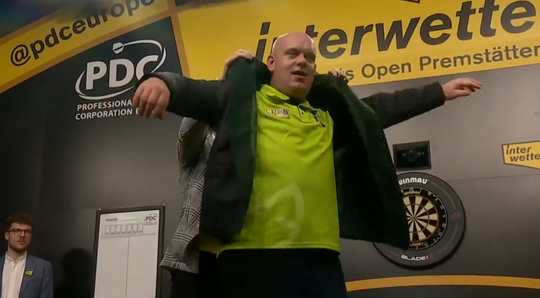 Janker! Winnaar van Austrian Darts Open krijgt dit groene jasje
