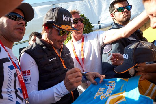 Alonso kruipt in de McLaren voor testritjes in Bahrein