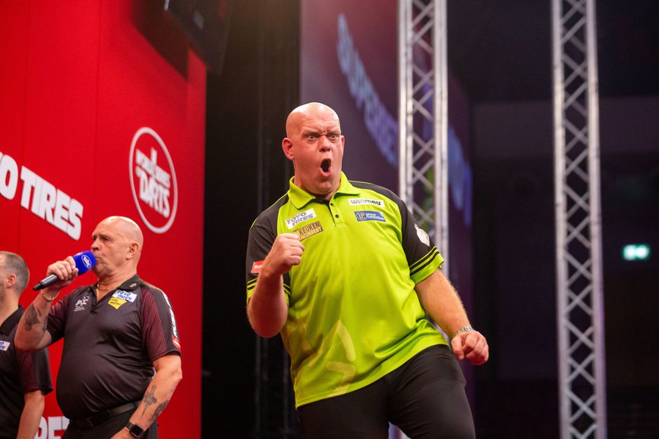 Michael van Gerwen laat Dimitri van den Bergh hoofdschudden en wint Poland Darts Masters