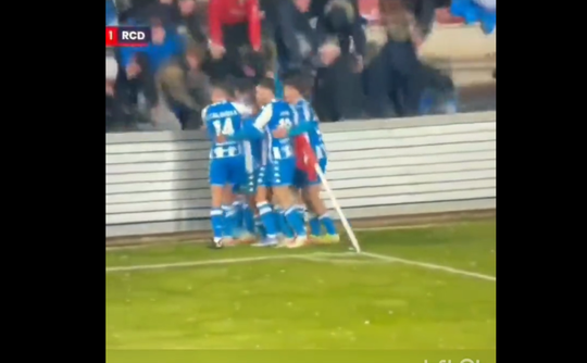 🎥 | Spaans stadion stort in terwijl Deportivo-spelers juichen na goal