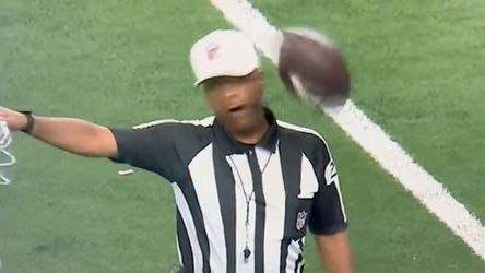 🎥 | Referee krijgt bal tegen z'n snufferd in NFL