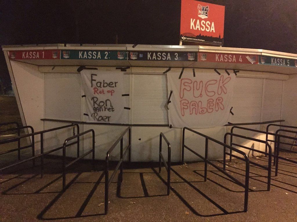 Fans zijn er klaar mee en hangen 'Faber rot op'-spandoeken op in Nijmegen