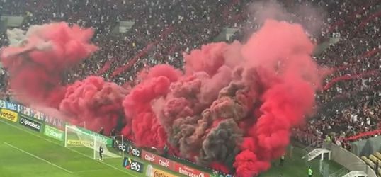 🎥​ | Flamengo-fans zorgen voor stadion vol met dikke rook