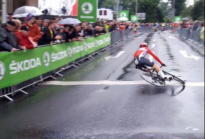 Gallopin gaat lelijk op z'n snufferd in een bocht