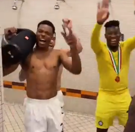 🎥😂 | FORZA INTER! Denzel Dumfries zet kleedkamer op stelten op geniale manier
