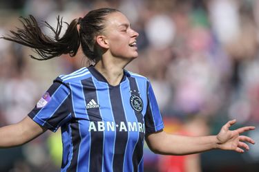 🎥 | ZIEN! Uitgerekend Romée Leuchter bezorgt Ajax Vrouwen de beker