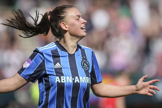 🎥 | ZIEN! Uitgerekend Romée Leuchter bezorgt Ajax Vrouwen de beker