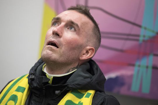 Fortuna Sittard onthult standbeeld doodzieke Ricksen en hij is er zelf nog bij (video)