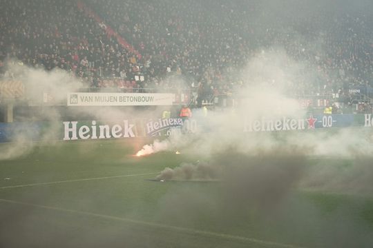 Heerenveen-directeur boos op vuurwerkgooiers bij AZ: 'Idioot, volstrekt ongepast gedrag'