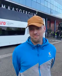 🎥 | Feyenoorder Mike had geen kaartje en kon tóch met de supportersbus mee: 'Heel blij!'