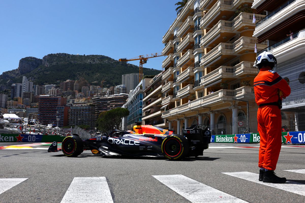 Max Verstappen hobbelt tijdens VT1 in Monaco naar P6: 'Zo ga ik crashen'
