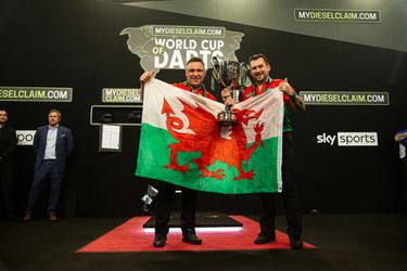 Gerwyn Price en Jonny Clayton walsen over Schotland heen en winnen World Cup of Darts