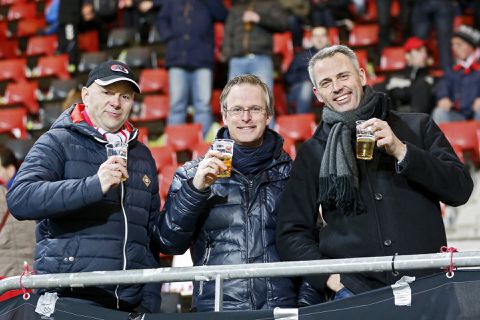 🍻 | Cheers! Check hier de bierprijzen van álle clubs uit de Eredivisie
