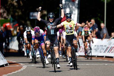 🎥​ | Lorena Wiebes laat ploeggenote Charlotte Kool winnen in 3e etappe Ladies Tour