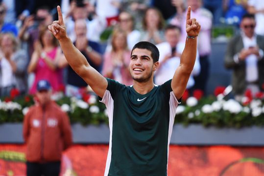Carlos Alcaraz verslaat Alexander Zverev en wint Madrid Open