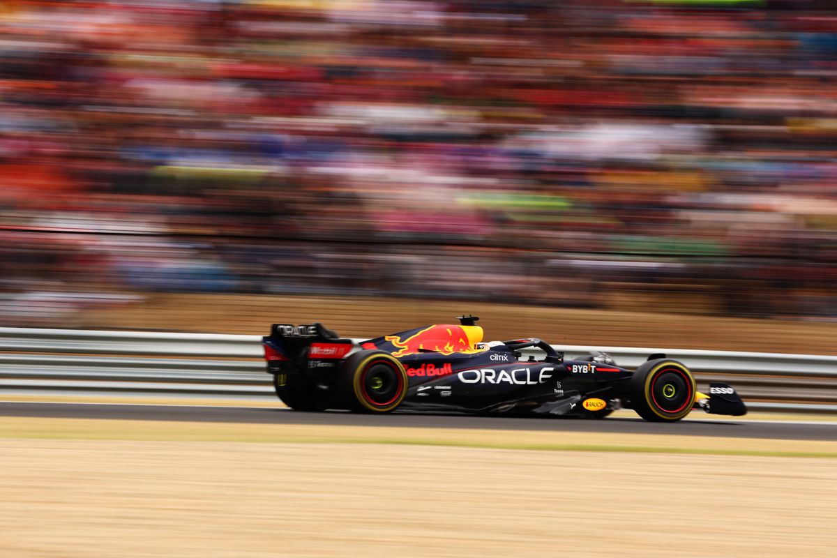 Verstappen haalt Leclerc 2 keer in en beunt van P10 naar P1 in Hongarije