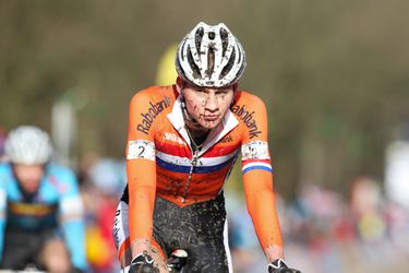 Held! Van der Poel fietst ondanks de storm zo'n 6 uur naar huis