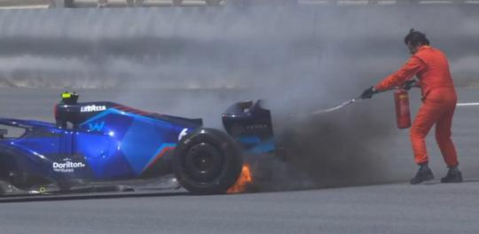 📸 | Williams kan gaan sleutelen aan wagen Nicholas Latifi: halve auto staat in lichterlaaie