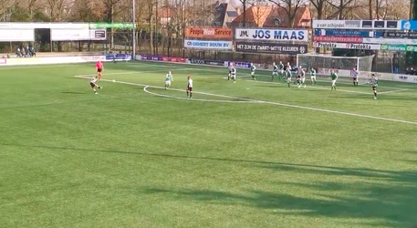 🎥 | Amateurspeler maakt absolute wereldgoal: neemt afgeslagen corner vól op de pantoffel