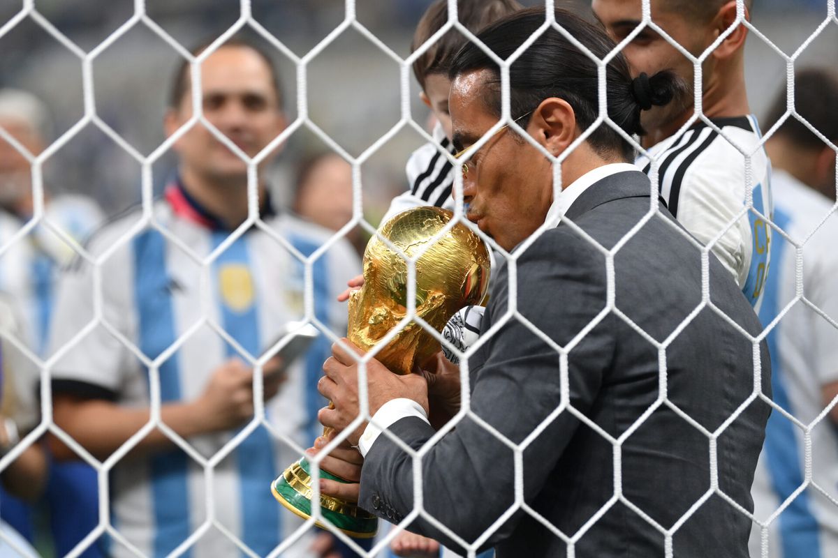 FIFA onderzoekt hoe aandachtszoekende Salt Bae op het veld terechtkwam na WK-finale