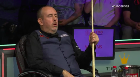 Snookerlegende dommelt weg tijdens wedstrijd. 'Ik wil iedereen mijn excuses aanbieden'