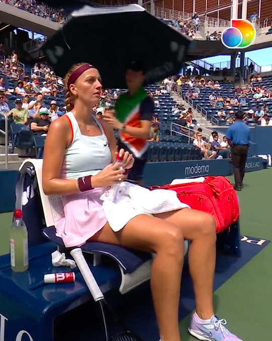 😂 | Rondjes lopende US Open-ballenjongen kan geen plekje met schaduw maken