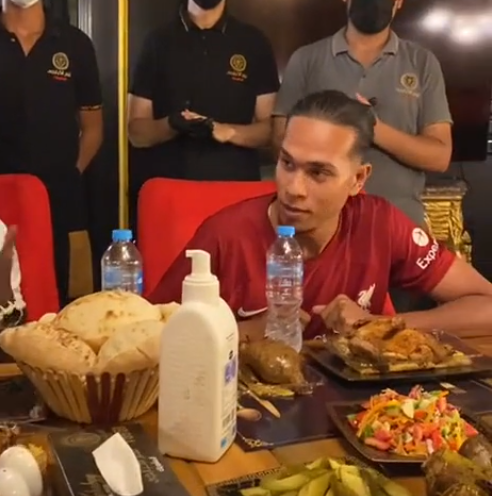🎥🤡 | Lijkt het? Virgil van Dijk-imitator dineert met Kylian Mbappé en Sadio Mané