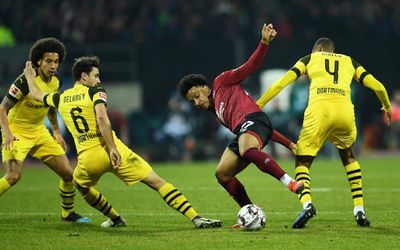 Koploper Dortmund kan weer niet winnen en ziet Bayern dichtbij komen