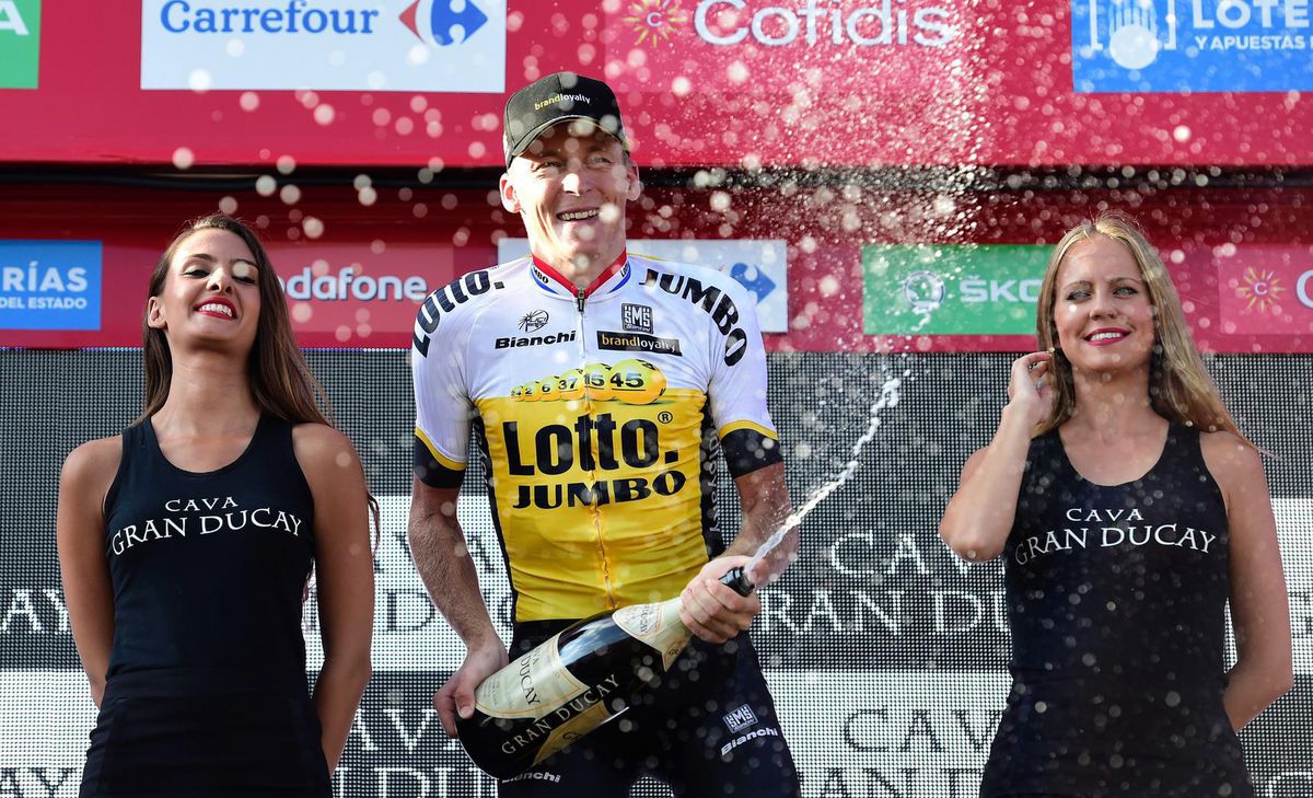 Vuelta-organisatie voert regels door: géén kusjes voor winnende renner van podiumvrouwen